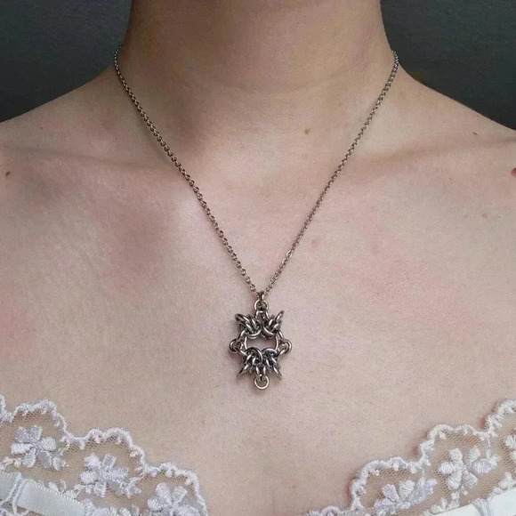 Gothic silver chainmaille circle pendant necklace with a small silver chain - Picture 2 of 8